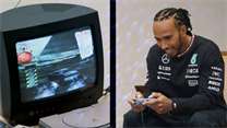 Lewis Hamilton oprášil Playstation 1 a zkusil závodní hry svého dětství. V Driveru totálně pohořel