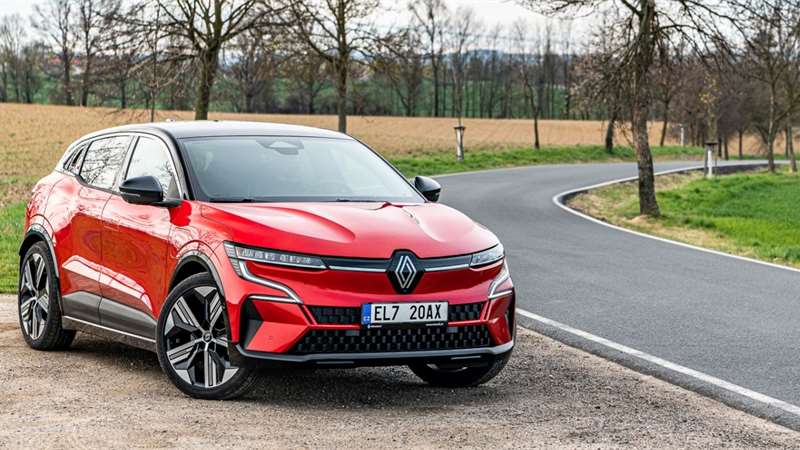 S novým Renaultem Megane E-Tech poprvé v Česku: Plní, co slibuje! Na naše silnice dobře zapadne