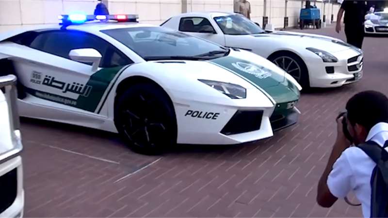 Dubajská policie předvádí svůj vozový park. Podívejte se na video