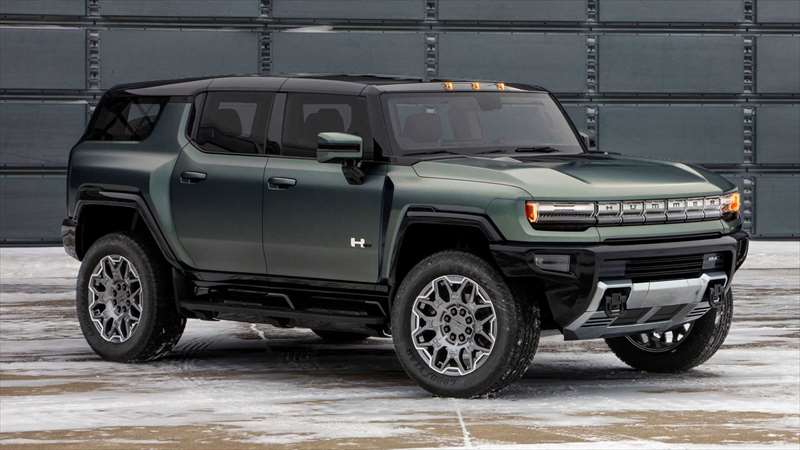 Celým jménem Hummer EV SUV se novinka bez korby pochopitelně drží původního designu, působí ale kompaktnějším dojmem. Off-road schopnosti a hi-tech výbava nicméně ani SUV nechybí. | GMC Hummer EV SUV Zdroj: GMC