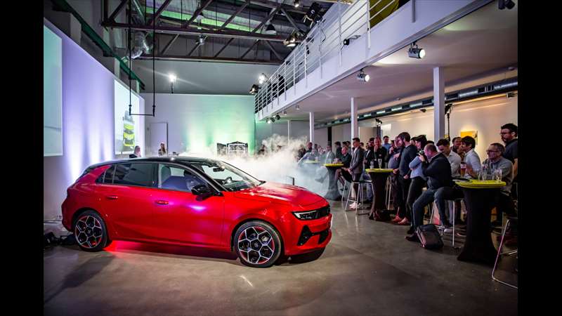 Nová astra stojí na platformě EMP2 (stejně jako nový Peugeot 308), je připravena pro benzinové, naftové a plug-in hybridní motory, jakožto i ryze elektrický pohon, který dorazí příští rok  | Nový Opel Astra Foto: Opel