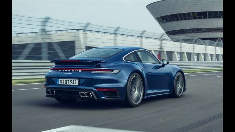 Na rozdíl od „eska“ pak dostává výchozí Turbo standardně jen ocelové kotouče brzd, ačkoliv karbon-keramická varianta je stále dostupná za příplatek. | Porsche 911 Turbo Zdroj: Porsche