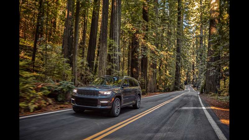 Výrazně jiný design se pak dostal i do interiéru, který je mnohem luxusnější a hodnotnější. Zdroj: Jeep