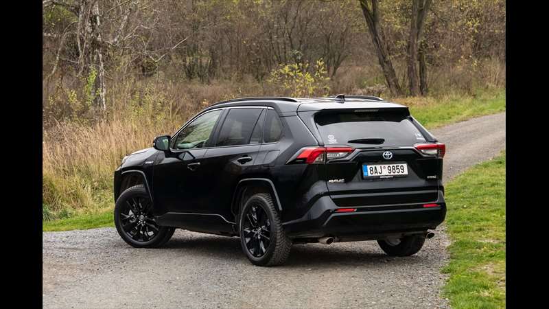 | Toyota RAV4 Hybrid Black Edition Foto: David Rajdl