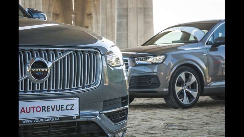 Audi Q7 se nabízí výhradně s třílitrovými šestiválci, Volvo XC90 zase jenom s dvoulitrovými čtyřválci – a to platí i pro benzinové verze.