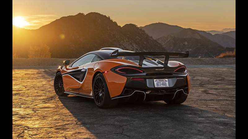 ...se tak britská značka po šesti letech loučí s modelovou řadou Sports Series, kterou uzavírají poslední vyrobené kusy hardcore modelu 620R. | McLaren 620R Zdroj: McLaren