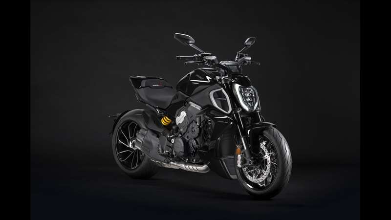 Současný Diavel 1260 začíná na 527.000 Kč, a verzi S pořídíte za 608.000 Kč. Podle odhadů Diavel V4 měl stát kolem 650.000 Kč. Ducati