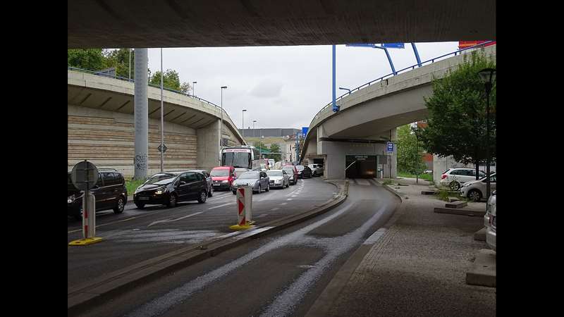 Mezi nejčastější příčiny se řadí opravy silnic, nehody a poddimenzované silnice, které nejsou na stále početnější vozový park připraveny. Svůj podíl na tom ale mají třeba i špatně umístěné připojovací pruhy pro autobusy. Zdroj: Wikimedia