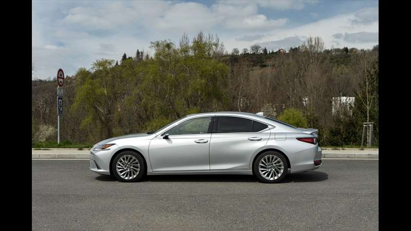 | Lexus ES 300h Premium Foto: Samuel Mareček