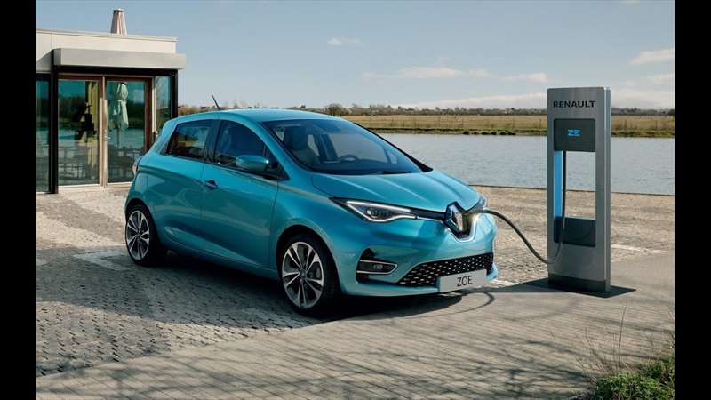 Podíl na trhu si pak značka Renault navzdory pandemii navýšila o 0,1 %, což vedení připisuje hlavně novým generacím Clia, Capturu a Zoe včetně zavedení  hybridních ústrojí E-Tech  do nabídky. | Renault Zoe Zdroj: Renault