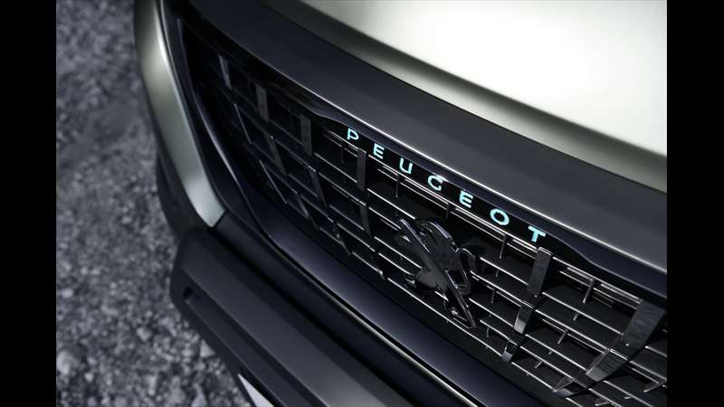 Na palubní desce se nachází 9palcová obrazovka infotainmentu s navigací Waze, Bluetooth konektivitou a možností rozhraní Android Auto či Apple CarPlay. | Koncept Peugeot Boxer 4x4 Zdroj: Peugeot