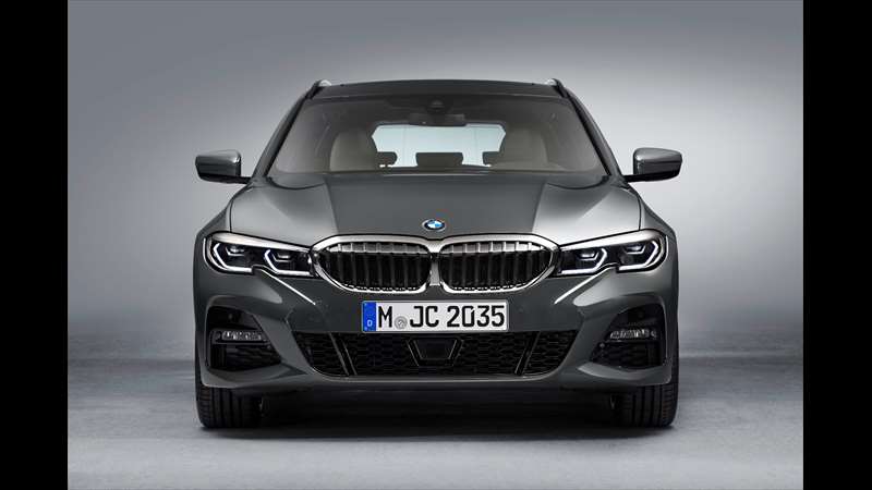 Rozložení hmotnosti mezi nápravy je rovnoměrné (50:50). Tuhost karoserie se celkově zvýšila o 25 %, v některých oblastech prý až o 50 %. BMW slibuje větší pevnost nosných prvků, mezigenerační snížení hmotnosti až o 10 kg a optimalizované akustické vlastnosti. | Nové BMW 3 Touring (G21) oficiálně Foto: BMW
