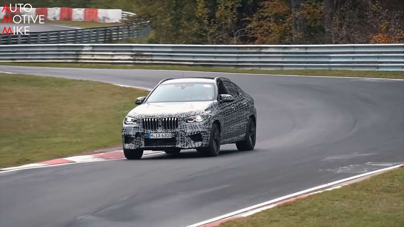 Pokud k vám vyjede safety car, stojí 82 eur (2200 Kč) za každou půl hodinu. Při takové modelové havárii tam ale budete minimálně hodinu. Aby toho nebylo málo, musí se k částce přičíst ještě 19% daň. A perličkou na závěr je samotné odvezení vašeho vozu, které vyjde na 300 eur (8100 Kč).  Zdroj: YouTube.com/ Automotive Mike 