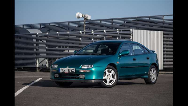 Mazda 323 série BA se vyráběla v letech 1994 až 1998. Jedná se tudíž o nejlacinější ojetinu. Ovšem minimálně v případě pětidveřové verze s přídomkem F a motorem V6 také o auto s budoucím potenciálem zhodnocení. Foto: David Rajdl