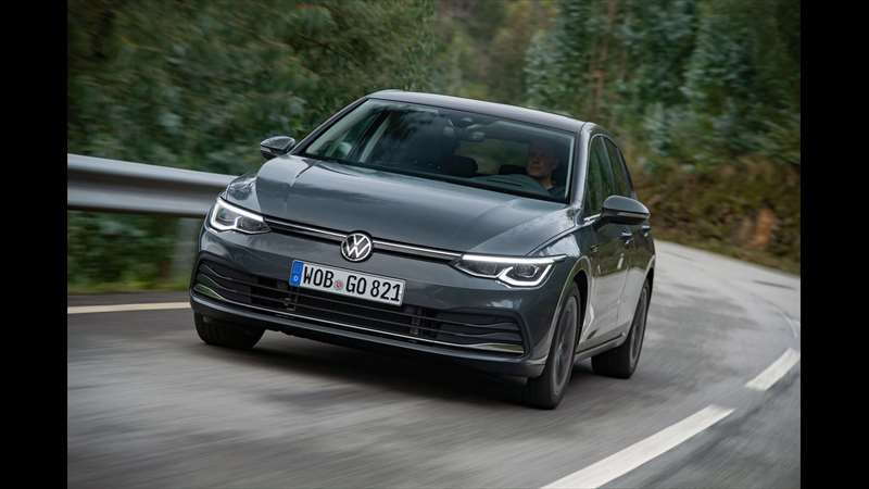Prostřední linie  Life začíná s motorem 1.0 TSI/81 kW na 524.900 korunách , stojí tedy naprosto stejně jako minulý Volkswagen Golf Highline 1.0 TSI/85 kW. I tato verze začne sjíždět z výrobní linky až v druhé polovině února a do té doby je vstupní verzí čtyřválec 1.5 TSI/96 kW za 548.900 Kč. Foto: Volkswagen