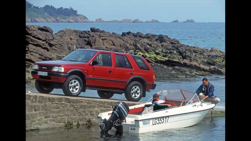 Rozpojitelný pohon 4x4 byl standardem, stejně jako pětistupňová manuální převodovka s redukcí. Zadní samosvorný diferenciální byl možným příplatkem. | Opel Frontera (A) Zdroj: Opel