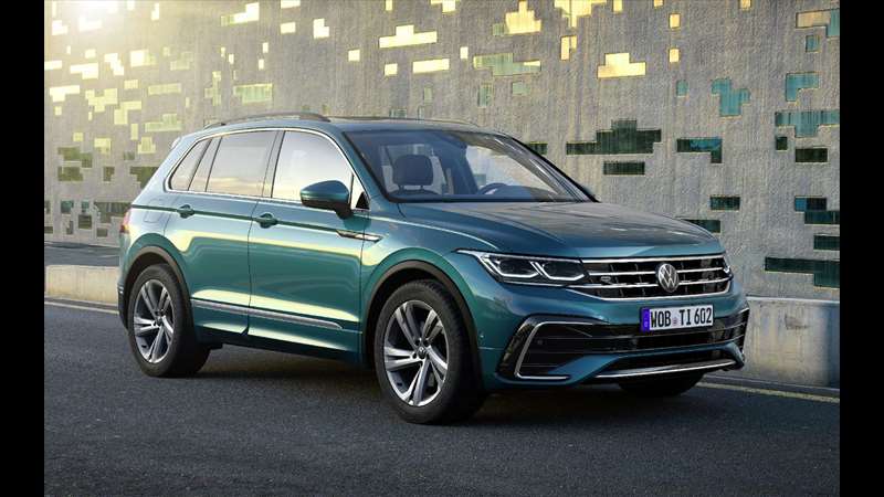 Vylepšený Tiguan se nám na oficiálních fotkách představuje hlavně ve sportovnější specifikaci R-Line, i přesto je ale zřetelný styl přední masky po vzoru  nového Golfu ...