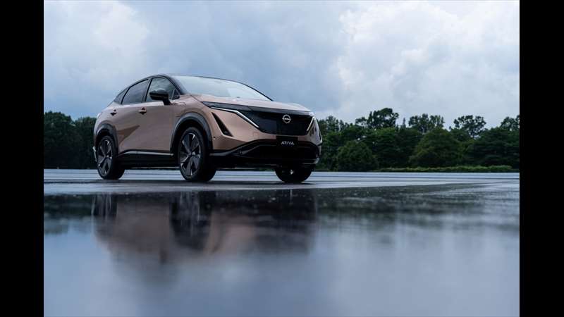 Dnes nám ukázal Nissan produkční formu vozu, který si ponechal název Ariya. Designově ze zaběhnutého směru značky zcela vybočuje a razí novou identitu pro elektrické vozy. Má velkou přední masku s navazujícími LED světlomety a svažující se střechu. Ariya je také prvním modelem značky, který má nové logo s minimalistickým designem. Zdroj: Nissan